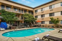 Oxford Suites Redding - Pools