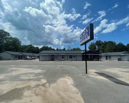 Plaza Motel Hotels in Jones County