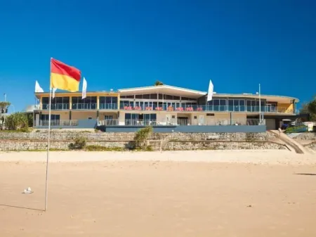 Surf Dance Apartments Отели в г. Кулум Бич