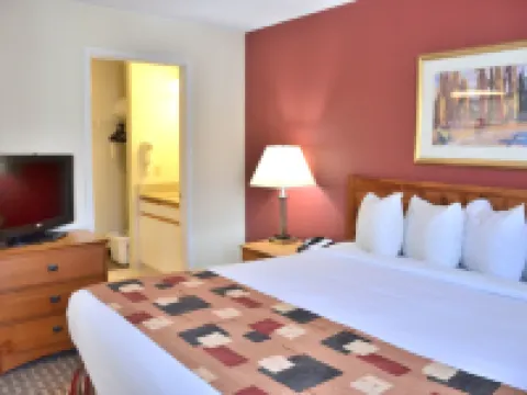 Cresthill Suites Syracuse Hotels in DeWitt