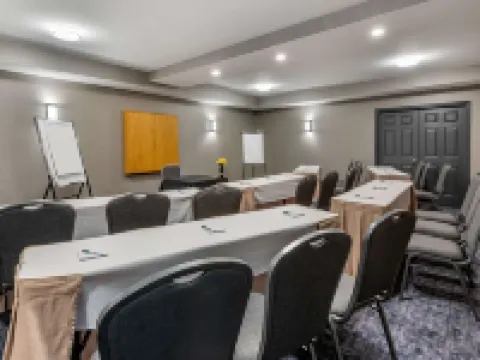 Quality Inn & Suites Hotels in Oakville