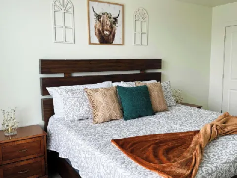 2br-SLC DT Relaxing Apt King bed فنادق في 