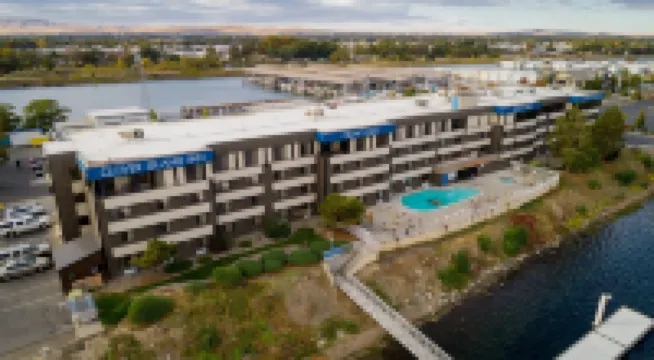 Clover Island Inn Hotels in 