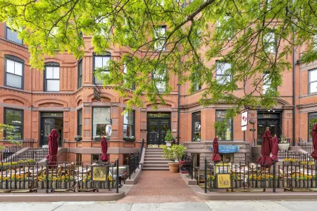 Newbury Guest House Отели рядом с достопримечательностью «Арнолд Арборетум оф Гарвард Юниверсити»