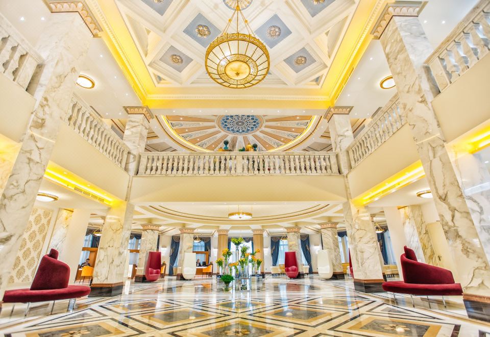 더 빌트모어 호텔 트빌리시의 웅장한 로비 모습