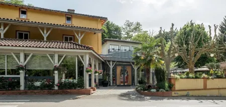 Logis Hôtel Restaurant Chez Nous Отели в г. Жуайё