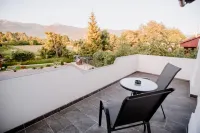 House Karakas - parkir