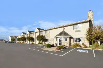 Quality Inn & Suites Hotels near The Planted Tree Gallery & Gifts