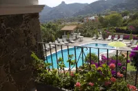 Posada del Tepozteco - Hotel & Gallery - Pools