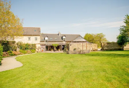 Appart' d'hôtes , ch et gîte au Manoir de la Haute Pilais Отели в г. Домлу