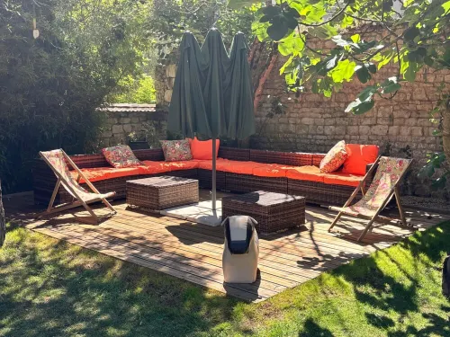 Charming house of 280m2 with heated swimming pool ... Hotels in Lucon