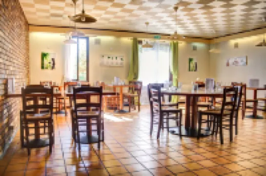 โฮเต็ล อินน์ ดีไซน์ เรสเตอรองต์ บูร์ฌ