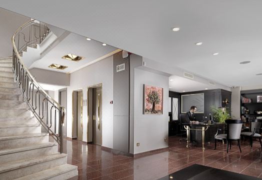 3. 홀리데이 스위트..