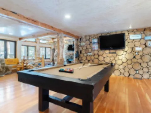 Base Camp by AvantStay Magical Cabin w Sauna Hot Tub Close to Snow Golf Hotels in Sunriver