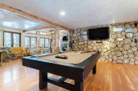 Base Camp by AvantStay Magical Cabin w Sauna Hot Tub Close to Snow Golf