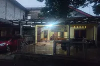 SPOT ON 93542 Suripah Kostel Syariah Hotel a Purbalingga
