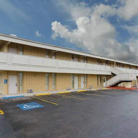 Alamo Inn & Suites