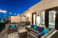 Luxury Townhome With Rooftop Deck Skyline Views - Bungalows