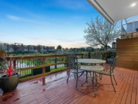 StayAU Pakenham Townhouse with Lakeview Hotels in Pakenham