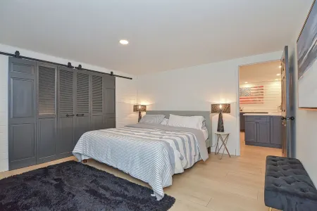 Amazing HUGE 6 bdrm Sebago Lake Waterfront Home