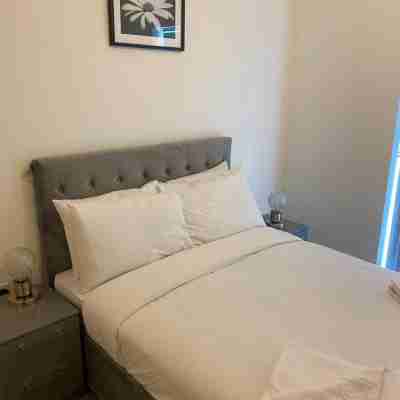 Inviting 4-Bed Apartment in Dartford Rooms