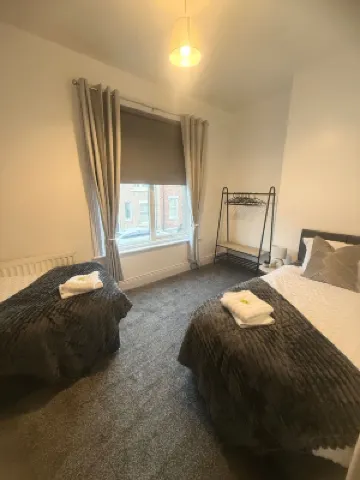 1 Bed Flat - Sleeps 3 - Parking - Pet Friendly