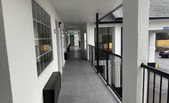 Magnolia Bay Hotel & Suites