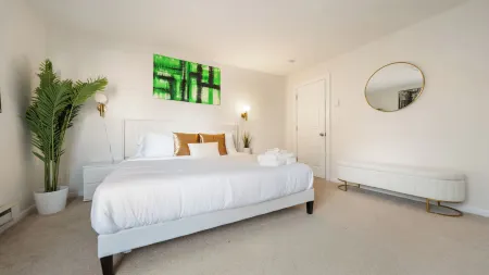 Ultra-Modern Luxe Sleek & Stunning Stay Отели рядом с достопримечательностью «Парк Харбор Айленд»