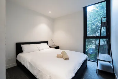 KozyGuru Collingwood 2B Townhouse Hotels near The Horn African Beer House, Music Lounge & Ethiopian Restaurant
