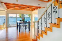 Four Stone Beach House Hotels in Vashon