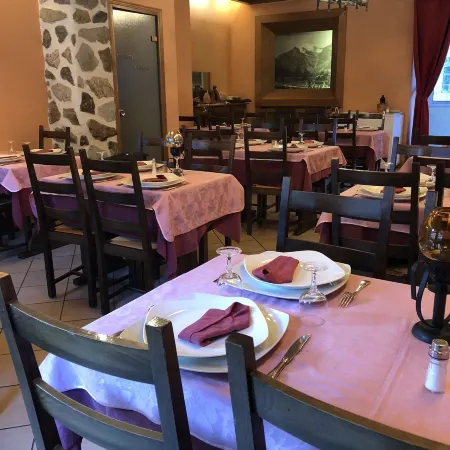 Hôtel le Perce Neige Отели в г. Модан