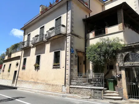 Dinky Home Air-Conditioned Penthouse with Sea View Terrace