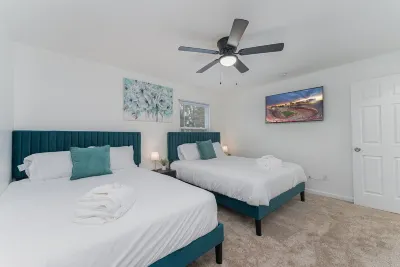 Pondside Retreat 4BR w/ Hot Tub & Pool Table & BBQ Hotels near Westpointe Plaza Drive