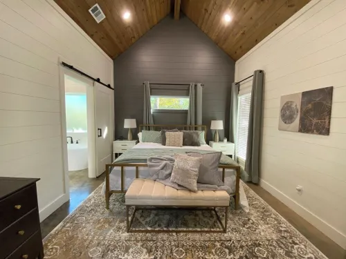 New Luxury Cabin/Hot Tub/Fire Pit/Corn Hole/Games/Indoor & Outdoor Fireplaces