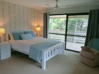 Spacious, comfortable, Pet Friendly 3-Bed House minutes from the Big Pineapple Hotels in Woombye
