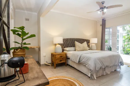 Shelbourne Lodge Отели рядом с достопримечательностью «WavePark Gateway»