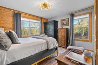 The Painted Peak - Fast WiFi, Dog-Friendly, Firepit, Mountain Getaway!