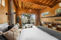 Luxury Riverfront Retreat | 6 Cabins | Private Pool - 3-stjärniga