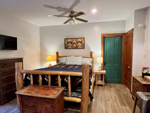 Cozy studio in gorgeous Salmon with AC, WiFi, Hot tub