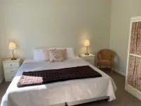 Andrea's White House Mini Residence * Sleeps 6 * Relax & Unwind in Comfort Hoteles en Crackenback