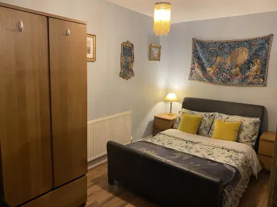 Quirky Town Centre Apartment with River Terrace Hotels near St Michael & All Angels Church