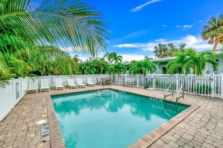 Driftwood at Anna Maria Island Inn Отели рядом с достопримечательностью «Alvin's Island - Holmes Beach #753»