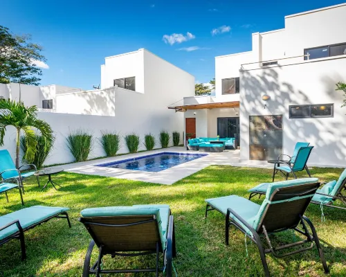 Ultramodern Townhome with an Inviting Coastal Design and Lush Outdoor Oasis with a Private Pool Hotels in Potrero