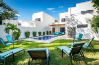 Ultramodern Townhome with an Inviting Coastal Design and Lush Outdoor Oasis with a Private Pool - Beach