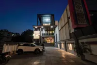 Treebo Riddhi Paradise - 15 Mins from Airport Hotels near Charbagh Railway Station