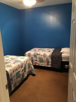 The Mahi Lodge is a quiet secluded 3bedroom 2full bath lodge in Venice LA