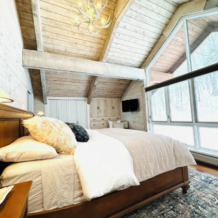 Charming 4-bedroom Ski house in Stratton with Shuttle or walk to slope.