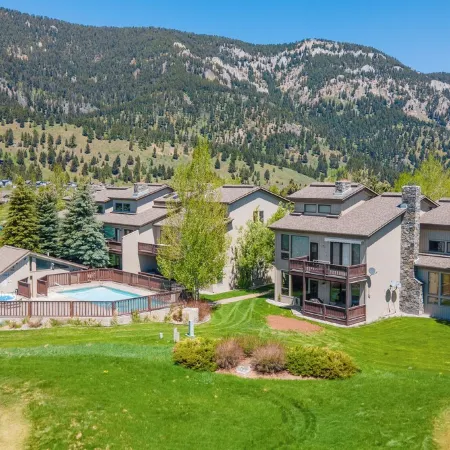 Amazing Mountain Views, Walk to Ski Shuttle! in the Heart of Big Sky Golf