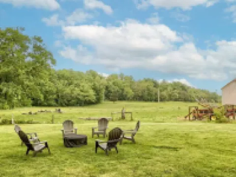 Charming 2-bedroom tiny cabin hot tub camp fire Hotels in Sadsbury Township