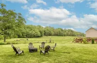 Charming 2-bedroom tiny cabin hot tub camp fire
